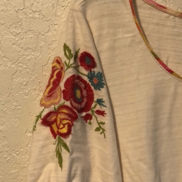 Embroidered blouse🌹🐩 - Picture 2 of 2